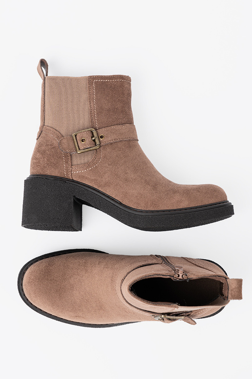 Elegante beige scarpe su un tallone stabile