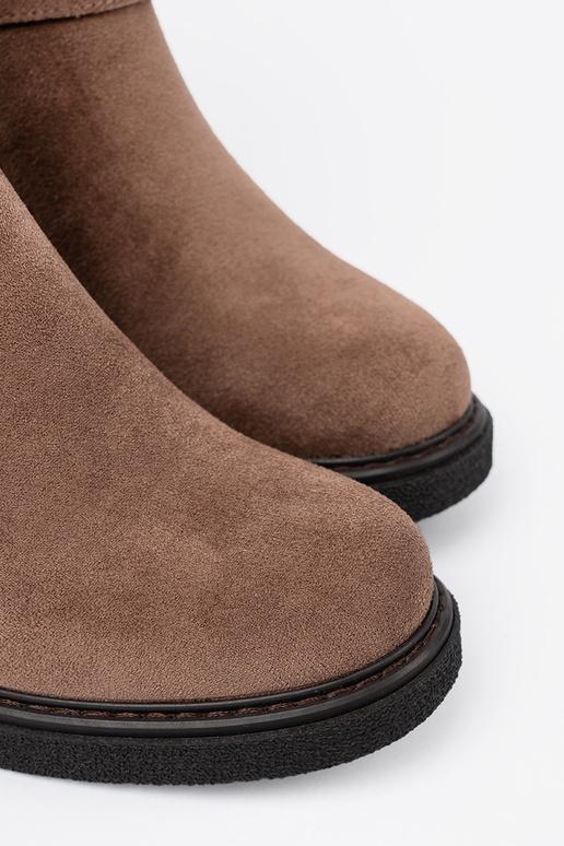 Elegante beige scarpe su un tallone stabile