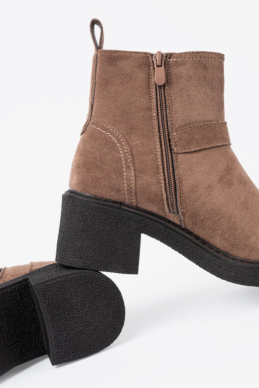 Elegante beige scarpe su un tallone stabile