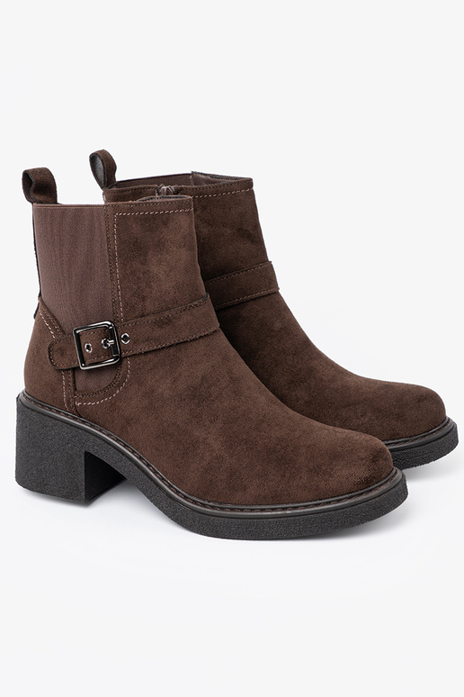 Elegante colore marrone scarpe su un tallone stabile