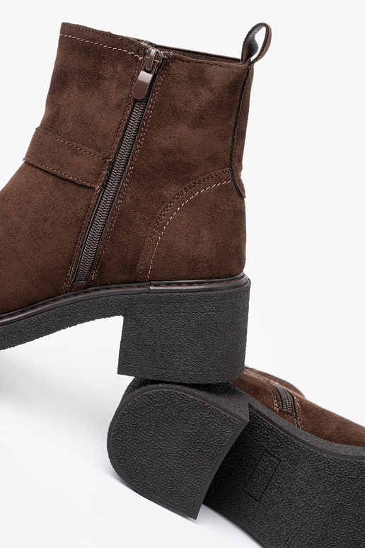 Elegante colore marrone scarpe su un tallone stabile