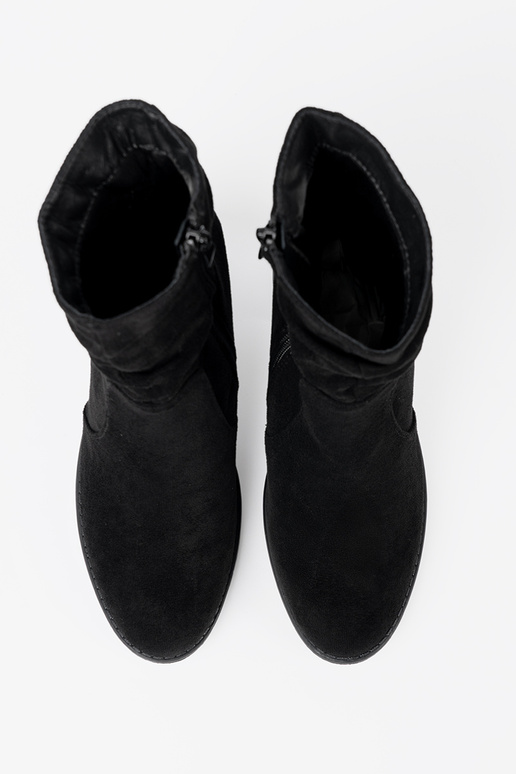 Stile elegante scarpe colore nero sul tallone con un top arricciato