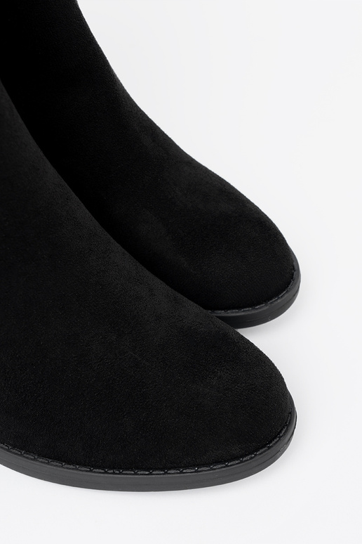 Stile elegante scarpe colore nero sul tallone con un top arricciato