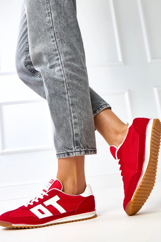 Scarpe sportive rosse con elementi...