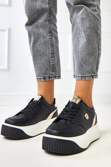 Scarpe sportive nere su...