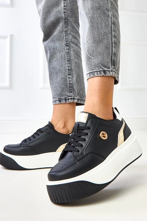 Scarpe sportive nere su piattaforma e...