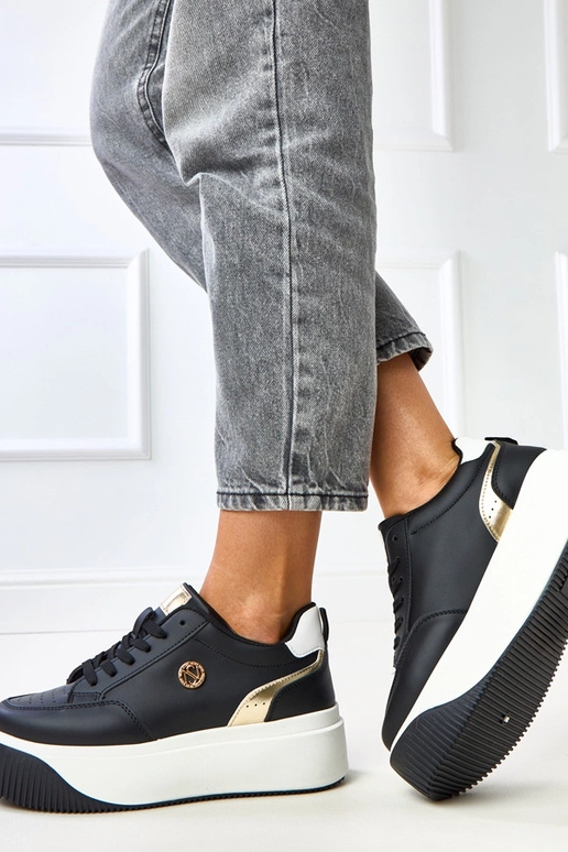 Scarpe sportive nere su piattaforma e...