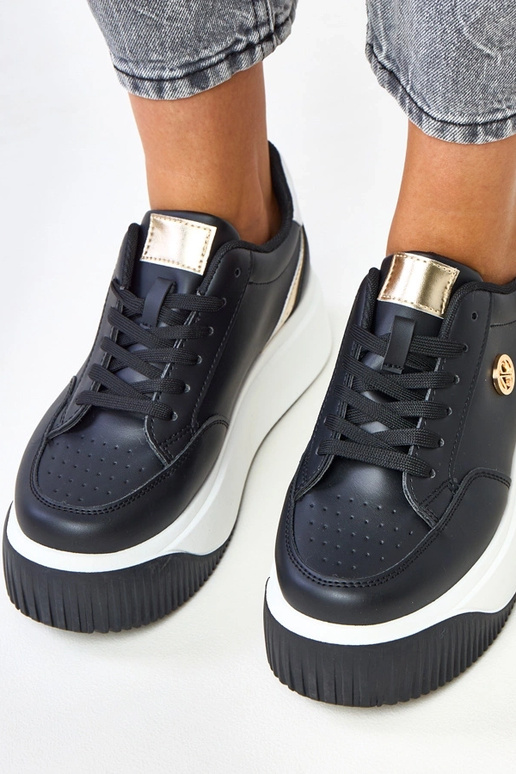 Scarpe sportive nere su piattaforma e...