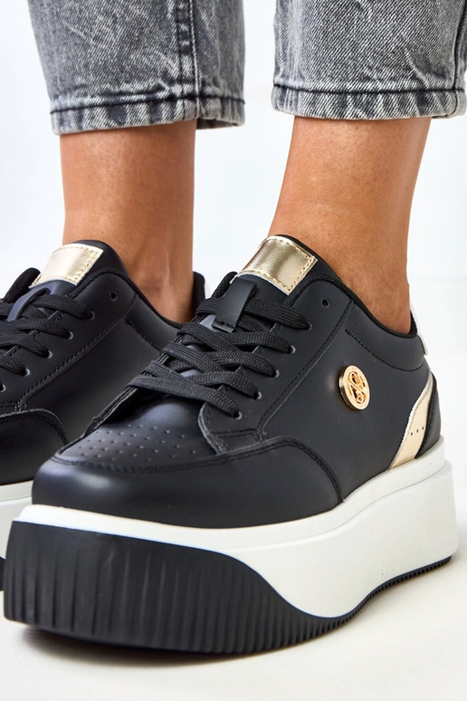 Scarpe sportive nere su piattaforma e...