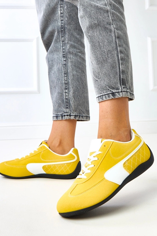 Scarpe sportive rosse con accento...