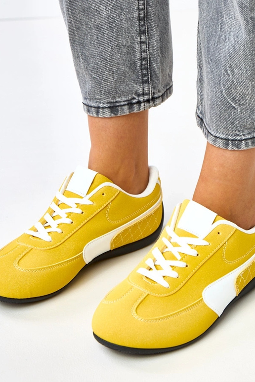 Scarpe sportive rosse con accento...