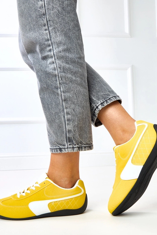 Scarpe sportive rosse con accento...