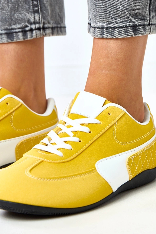 Scarpe sportive rosse con accento...