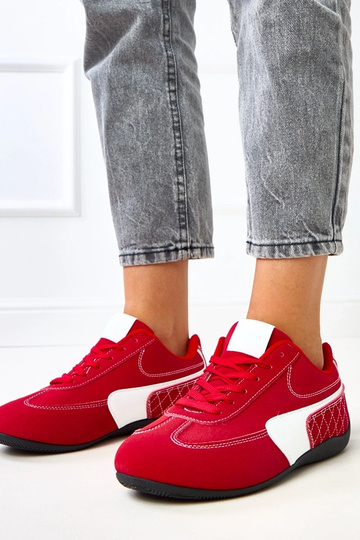 Scarpe sportive dorate su...