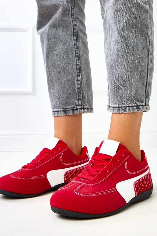 Scarpe sportive dorate su suola...