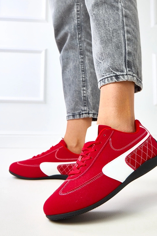 Scarpe sportive dorate su suola...