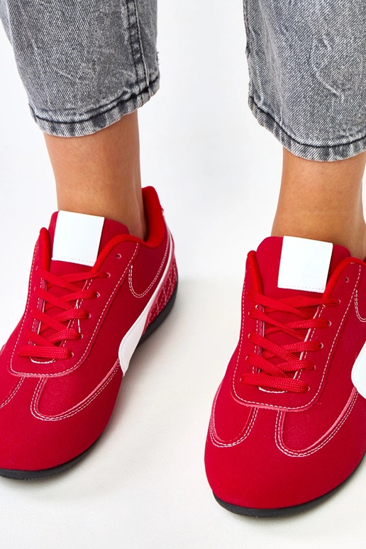 Scarpe sportive dorate su suola...