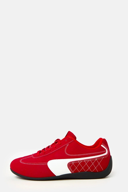 Scarpe sportive dorate su suola...