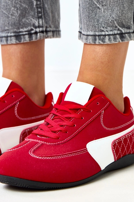 Scarpe sportive dorate su suola...