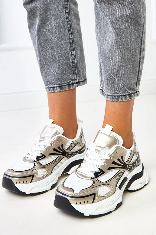 Scarpe sportive bianche su suola...