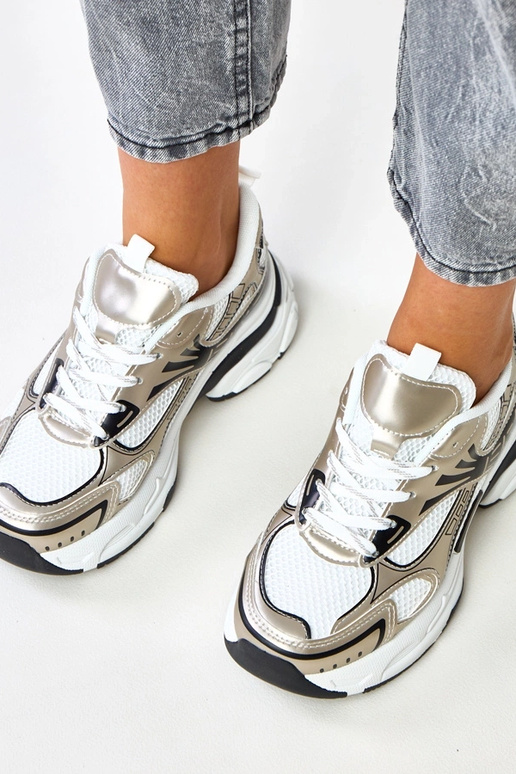 Scarpe sportive bianche su suola...