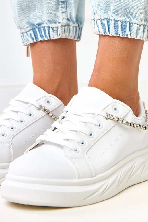 Sneakers bianche con catena...