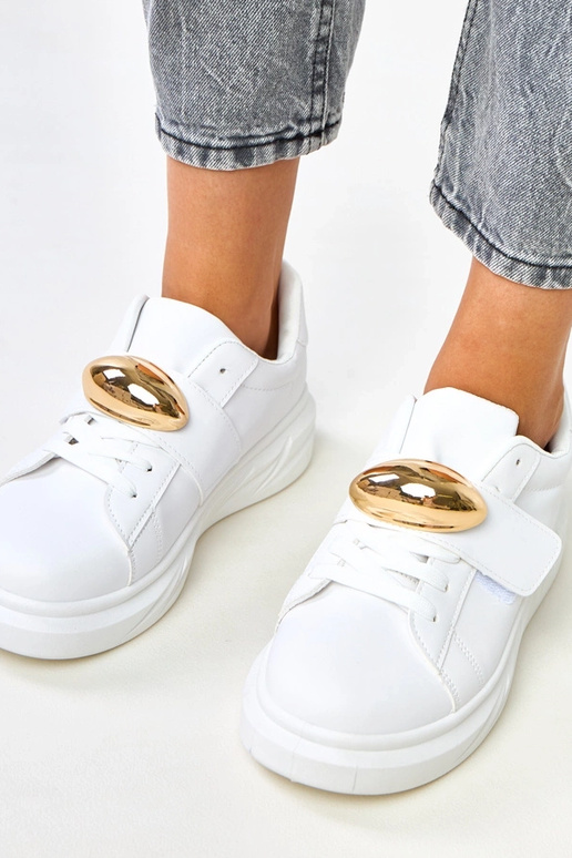 Sneakers bianche con accento dorato...