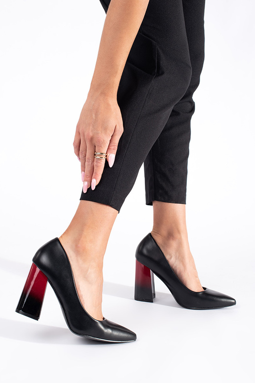 colore nero tacchi alti su un palo alto