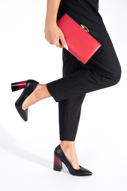 colore nero tacchi alti su un palo alto