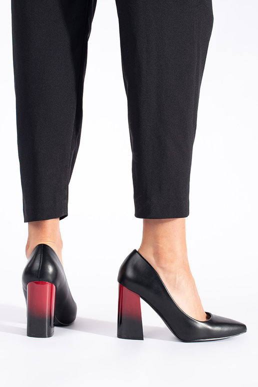 colore nero tacchi alti su un palo alto