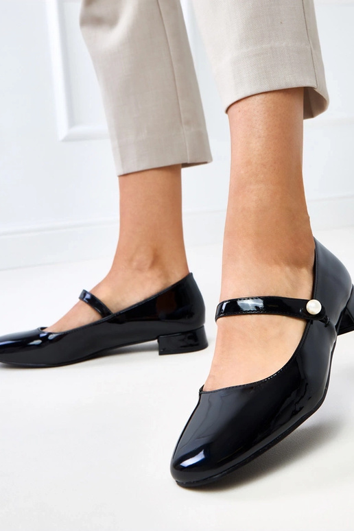 Décolleté nere in vernice con... Décolleté nere in vernice con...