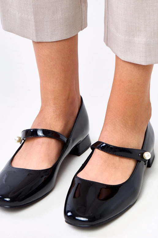 Décolleté nere in vernice con... Décolleté nere in vernice con...