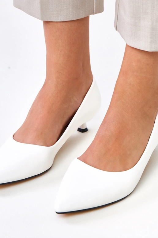 Décolleté bianchi con tacco basso,... Décolleté bianchi con tacco basso,...