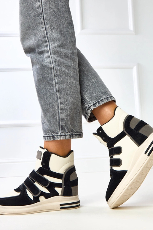 Scarpe da ginnastica alte bianche e... Scarpe da ginnastica alte bianche e...