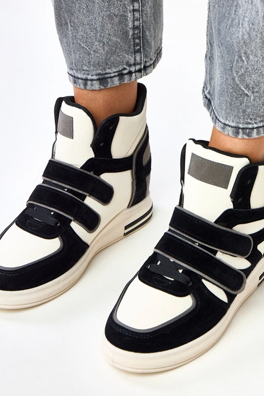 Scarpe da ginnastica alte bianche e... Scarpe da ginnastica alte bianche e...