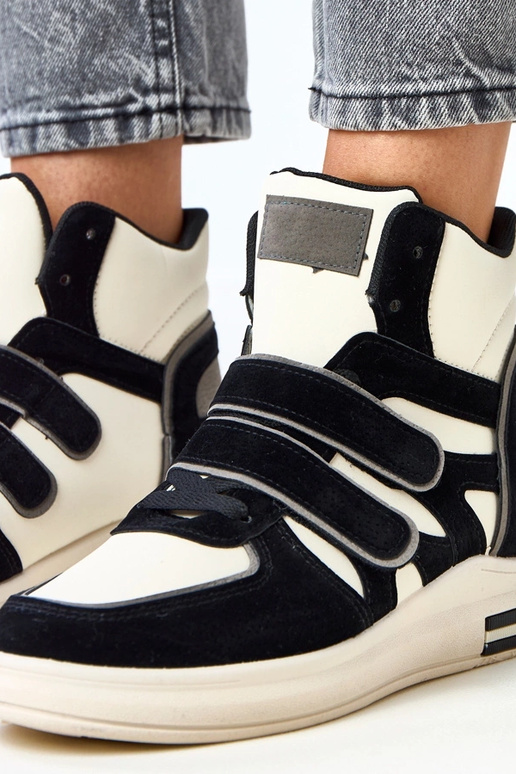 Scarpe da ginnastica alte bianche e... Scarpe da ginnastica alte bianche e...