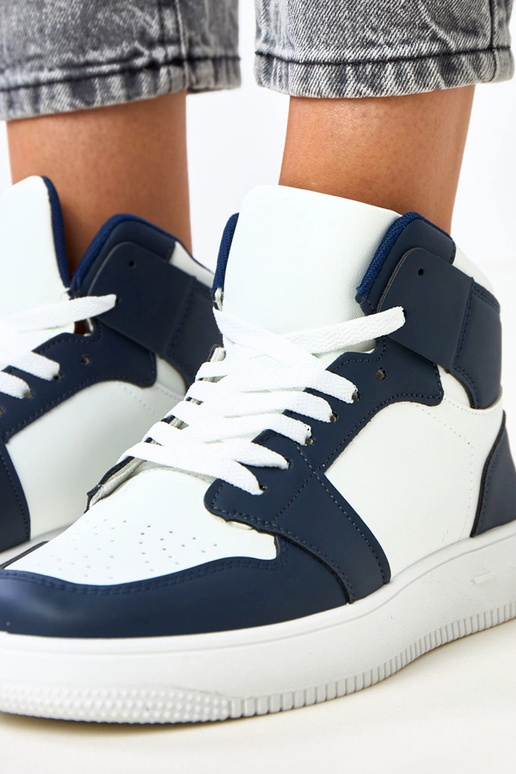 Scarpe da ginnastica alte bianche e... Scarpe da ginnastica alte bianche e...