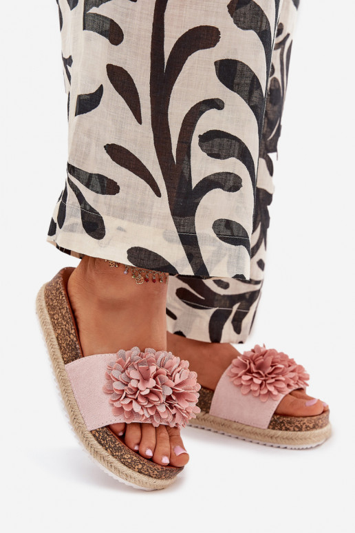 Pantofole da donna con una piattaforma Con decorazionii con motivi florealikami colore rosa Tessara Pantofole da donna con una piattaforma Con decorazionii con motivi florealikami colore rosa Tessara