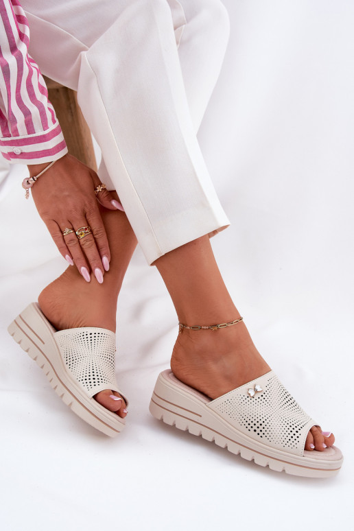 Pantofole in pelle Femminile Su un cuneo Vinceza 41477 beige Pantofole in pelle Femminile Su un cuneo Vinceza 41477 beige