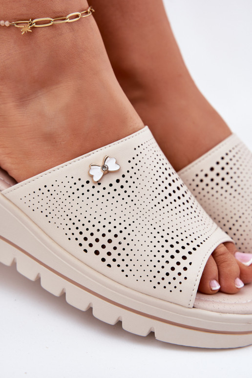 Pantofole in pelle Femminile Su un cuneo Vinceza 41477 beige Pantofole in pelle Femminile Su un cuneo Vinceza 41477 beige