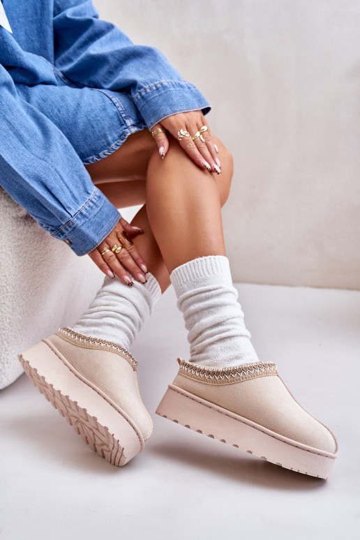 Stivali da neve Femminile con una piattaforma riscaldamento con pelliccia all interno colore avorio Remenia Stivali da neve Femminile con una piattaforma riscaldamento con pelliccia all interno colore avorio Remenia