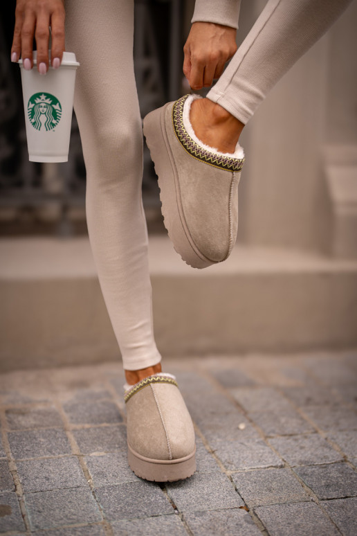 Stivali da neve Femminile con una piattaforma riscaldamento con pelliccia all interno colore verde Remenia