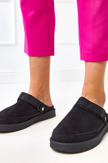 Pantofole nere con adesivo...