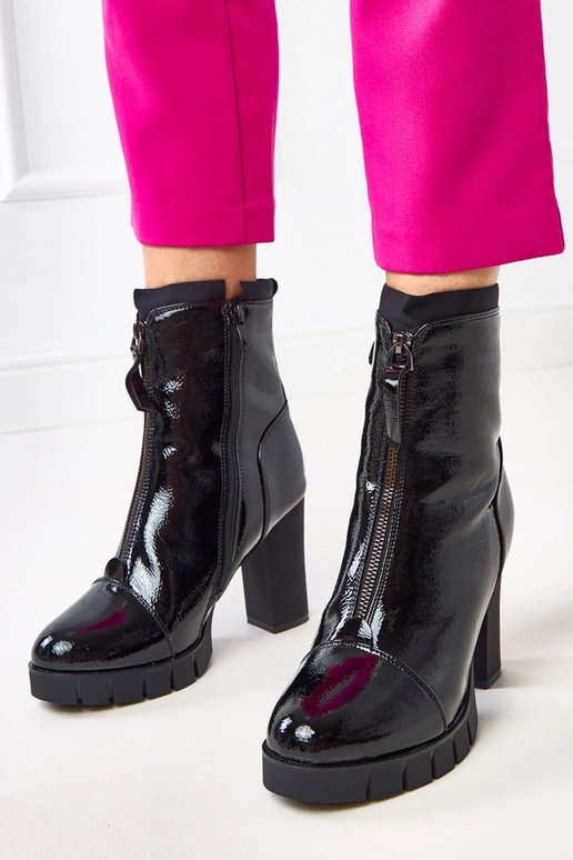 Stivaletti neri in vernice con tacco...