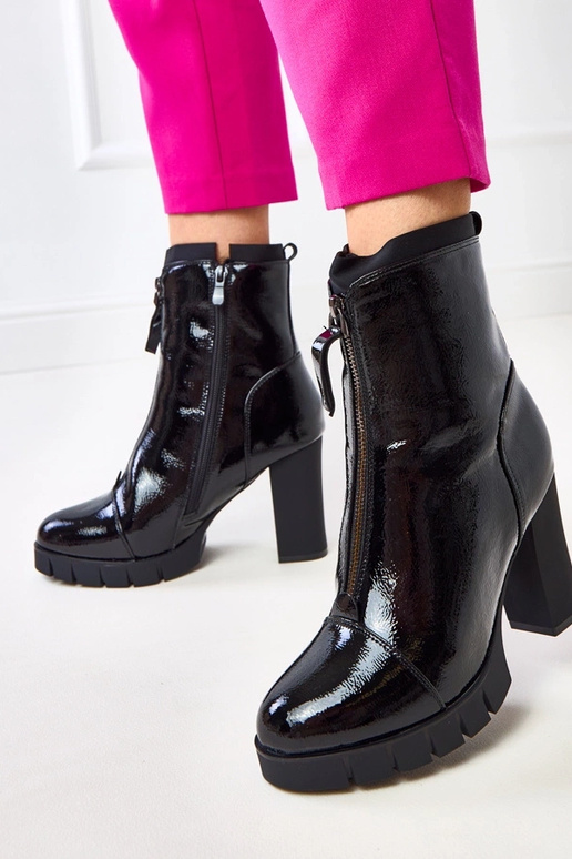 Stivaletti neri in vernice con tacco...
