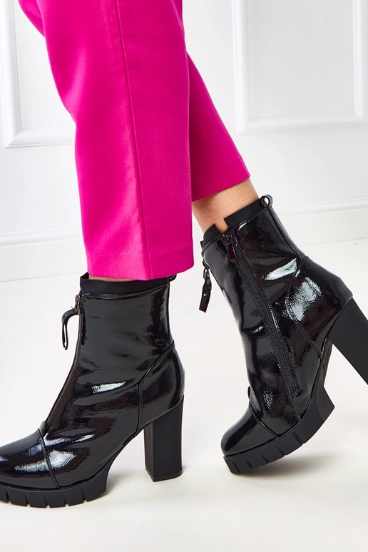 Stivaletti neri in vernice con tacco...