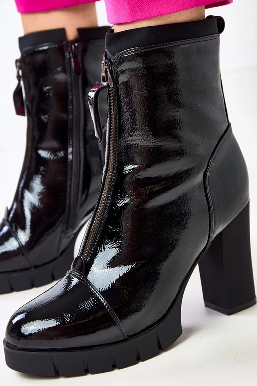 Stivaletti neri in vernice con tacco...