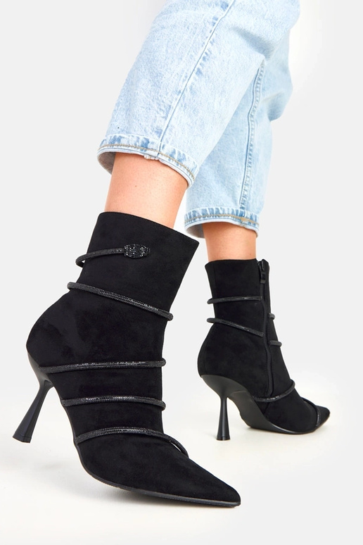 Stivaletti neri con tacco decorati...