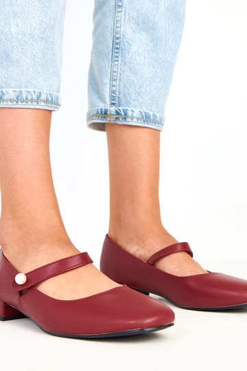 Décolleté bordeaux con tacco a colonna e cinturino decorativo Alya