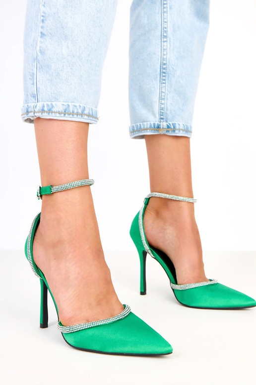 Décolleté verdi in satin con zirconi... Décolleté verdi in satin con zirconi...